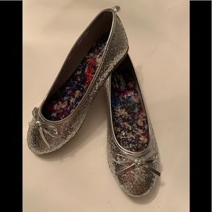 Faded Glory Girl’s Silver Dazzle Ballet Flat 2